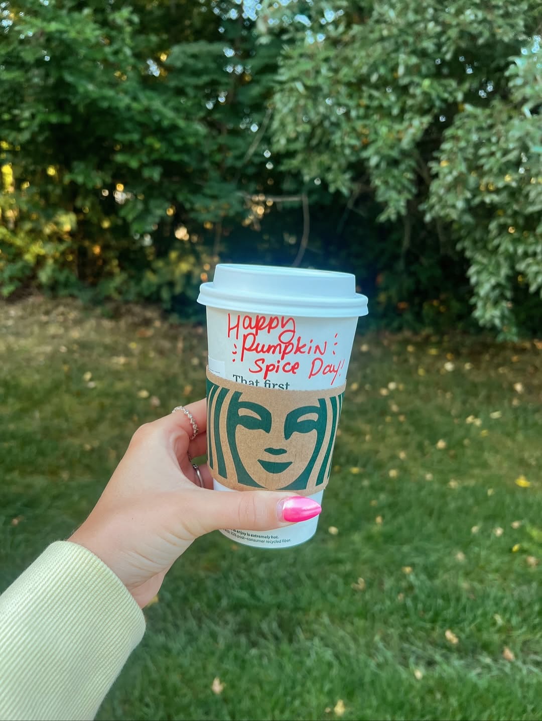 Tulisan tangan pada kemasan minuman Starbuck. (instagram starbuck)